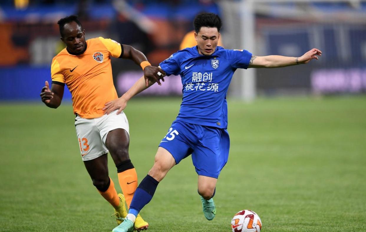 乐鱼官方网站-包含今晚武汉三镇备战法国杯金州勇士围绕欧超杯战术微调，上海申花转会期防线松动瞬间刷屏的词条